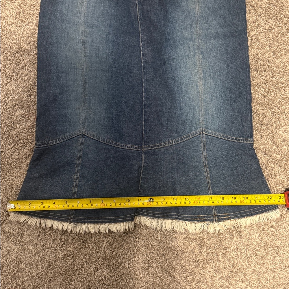 Y2K Denim Trumpet Skirt with Frayed Hem. Size 6 - Picture 6 of 9